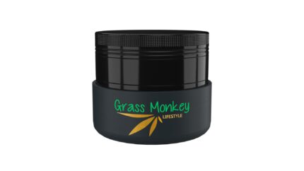 Grass Monkey® Aluminium Grinder – 4-teilig, Ø 6,3 cm – Antihaft-Effekt, Schutzhülle & Sieb – Robuste Mühle mit Schaufel
